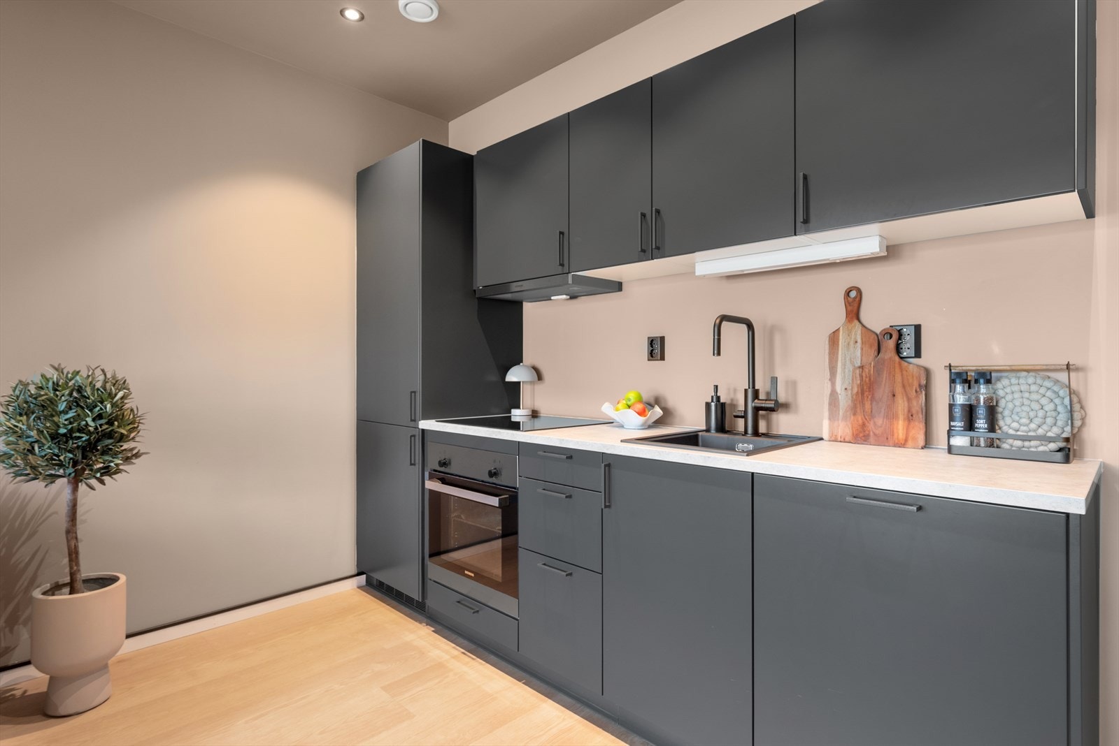 Kjøkkenet har vakre, mørke fronter og integrerte hvitevarer. Galleribilde