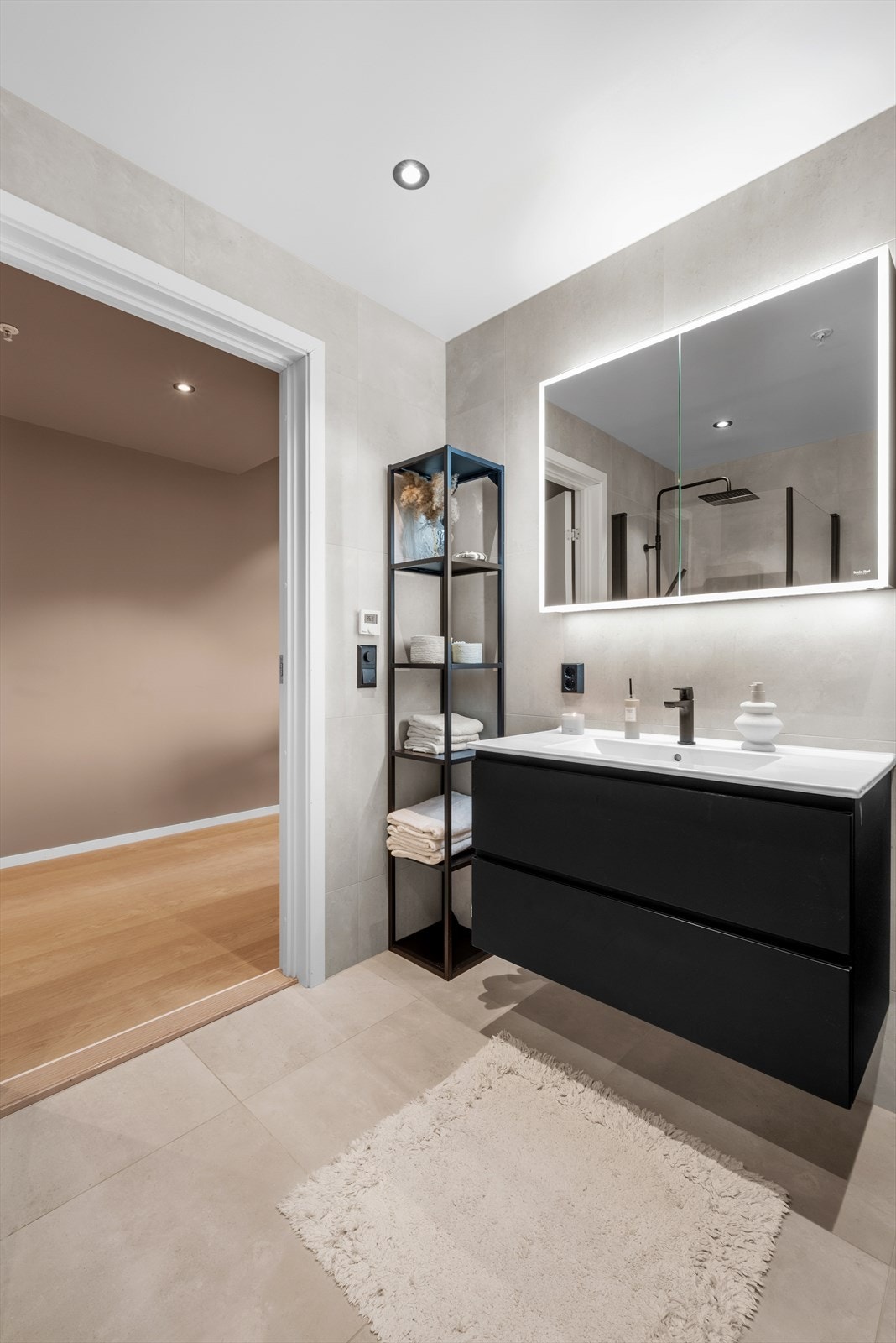 Innredningen har rikelig med lagringsplass, og speilet har integrert belysning. Galleribilde