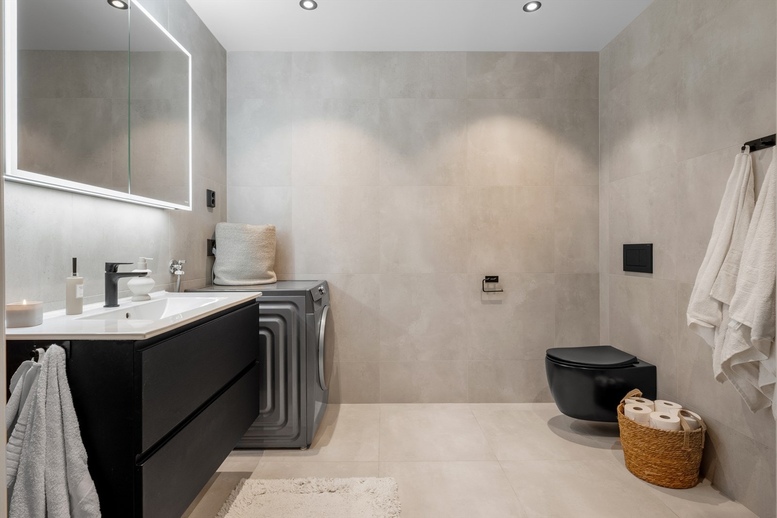 Baderommet er oppgradert med lys 60x60 fliser. Galleribilde