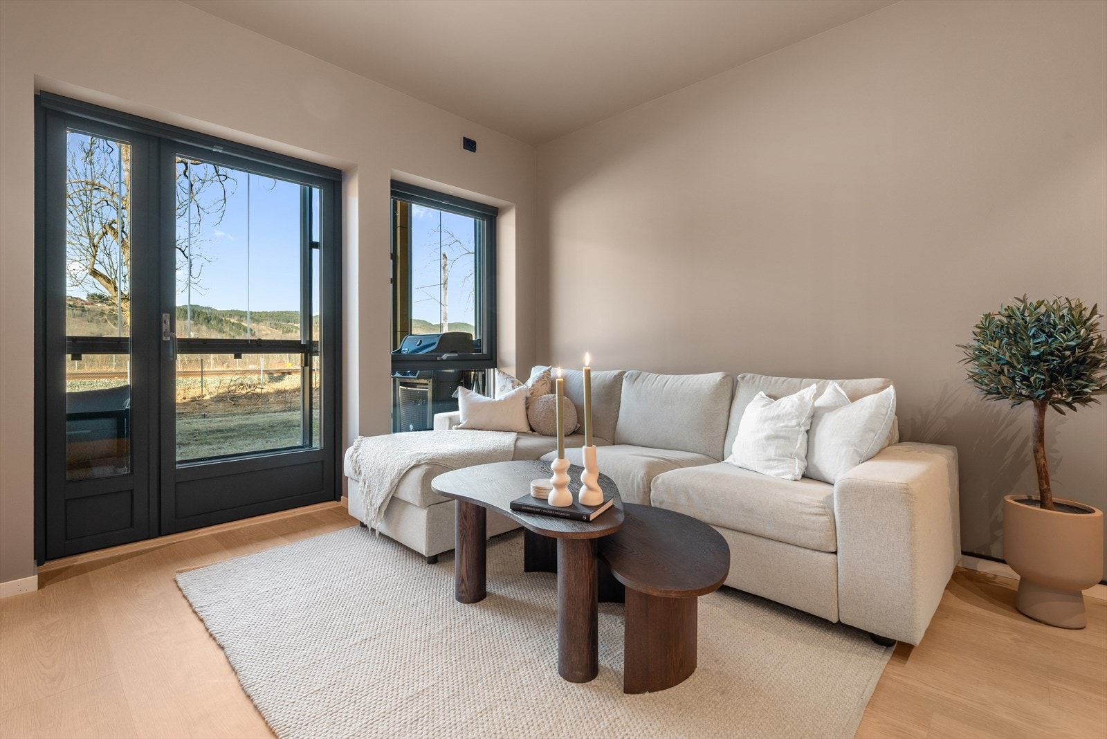 Leiligheten varmes opp med komfortabel fjernvarme i gulvet over felleskostnaden. Galleribilde