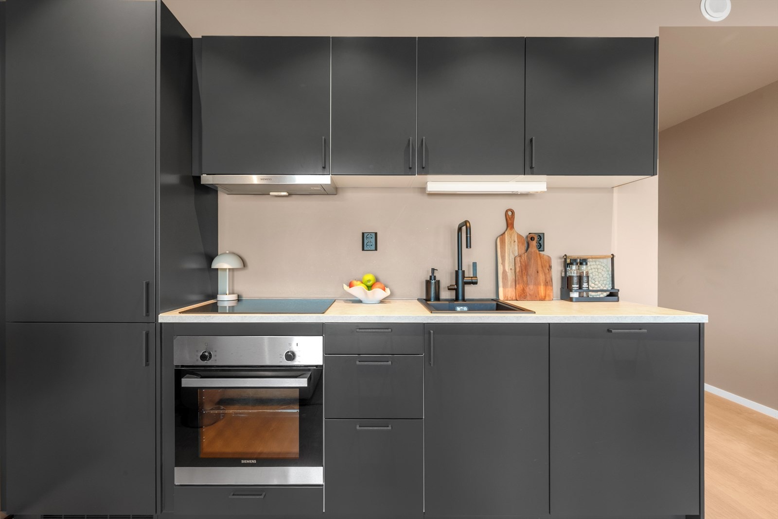 Kjøleskapet har en praktisk frysedel nederst. Galleribilde