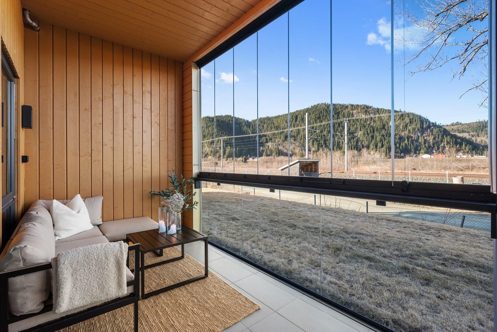 Leiligheten har en innglasset balkong med vestvendt utsikt. På godværsdager kan man åpne opp glasset og virkelig ta inn den gode vårluften. Galleribilde