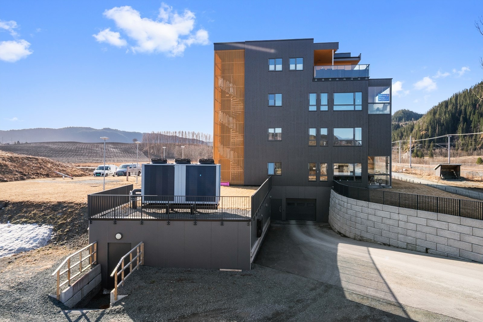 Leiligheten disponerer en P-plass i parkeringskjelleren, og her er det også etablert elbillader. Det er også heis opp fra P-kjelleren. Galleribilde