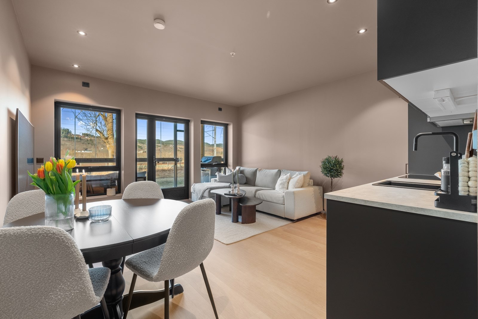 Stuerommet har rikelig med naturlig lysinnslipp fra vindusflatene. Galleribilde