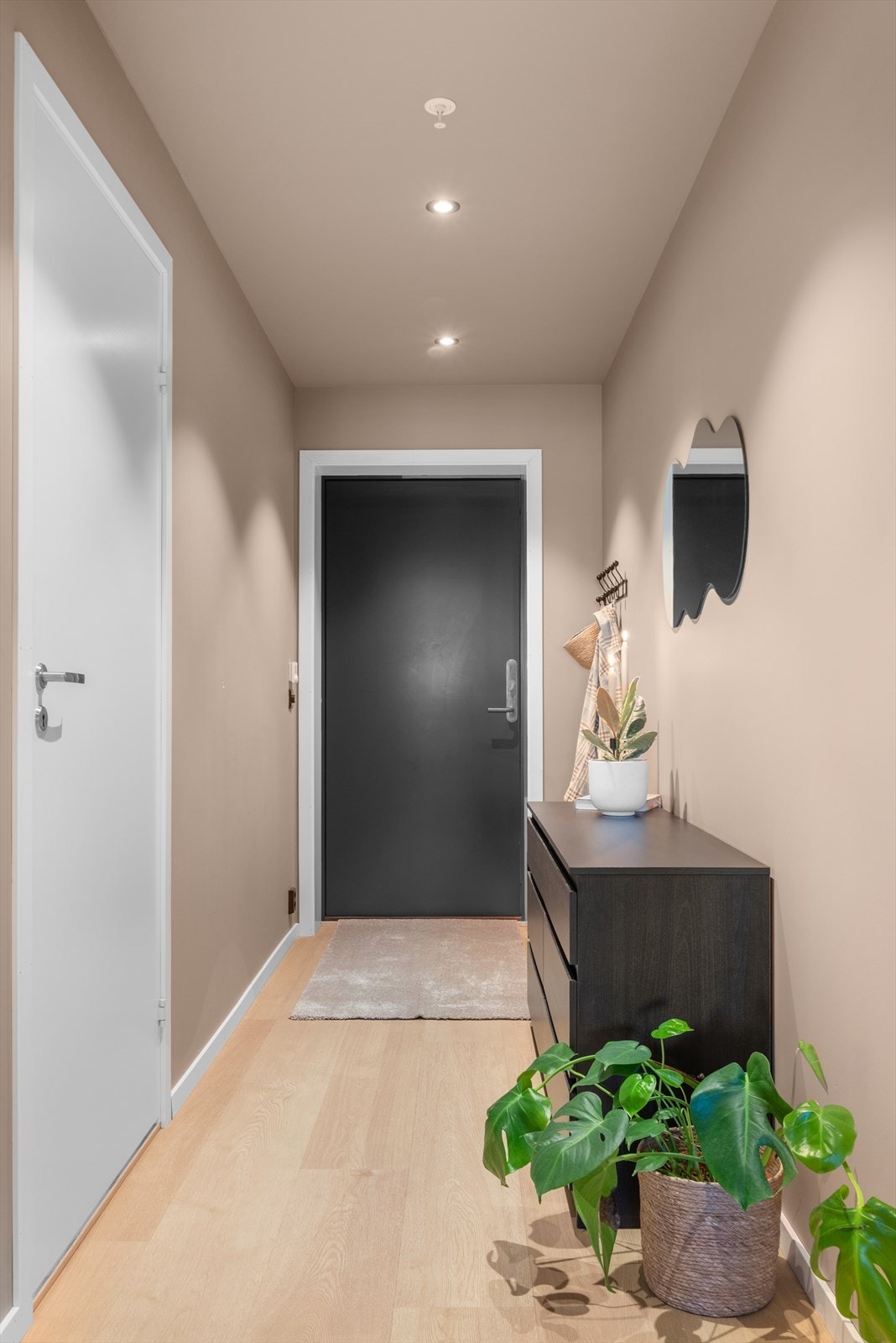 Leiligheten har et tekniskrom hvor man kan lagre unna hverdagslige ting, i tillegg til en sportsbod i kjelleren. Galleribilde