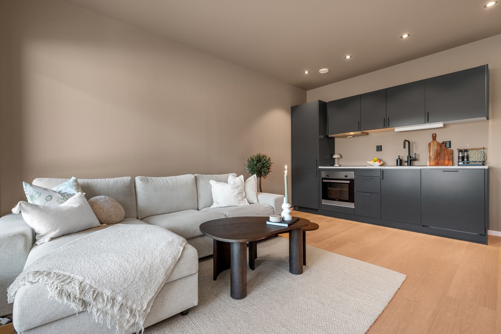 Leiligheten er oppgradert med gode tilvalg som blant annet spotbelysning. Galleribilde