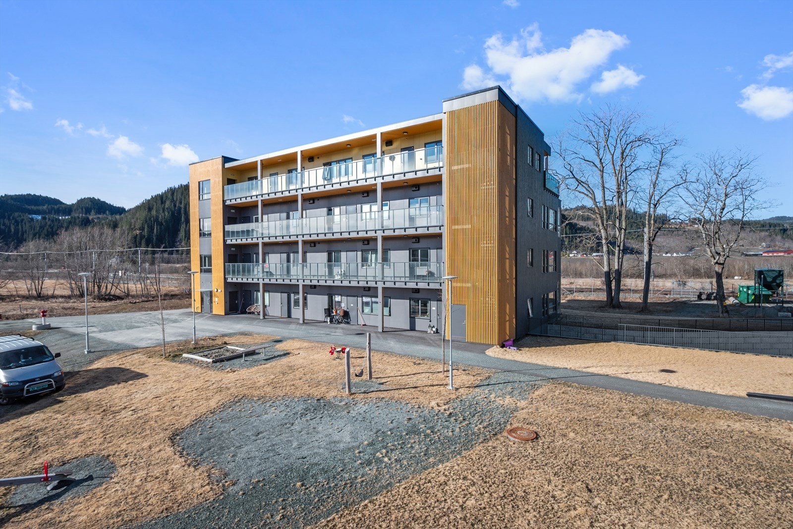 Fra leiligheten er det kun 100 meter til togstasjonen på Ler, og like under 200 meter til Coop Prix og bussholdeplass. Galleribilde