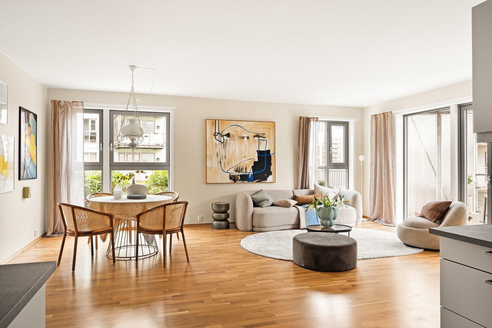 I stuen er det godt med vindusflater som sørger for rikelig med naturlig lysinnslipp. Galleribilde