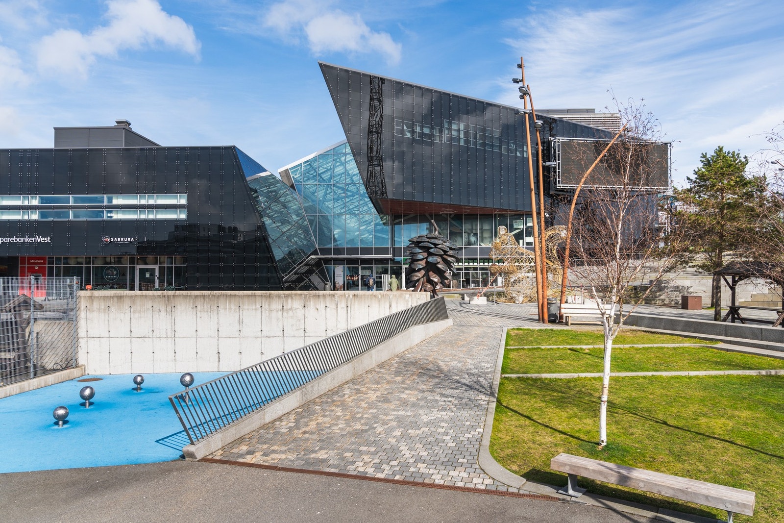 Sartor senter ligger rett over veien og har et stort utvalg butikker, spisesteder og servicetilbud. Galleribilde