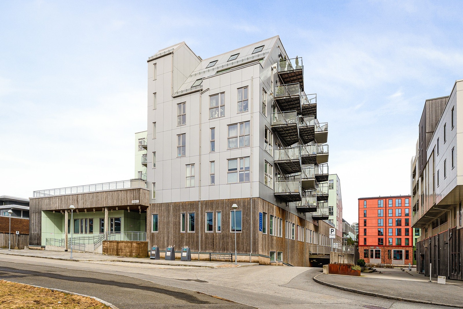 Leiligheten har en fast parkeringsplass i felles garasjeanlegg. Galleribilde