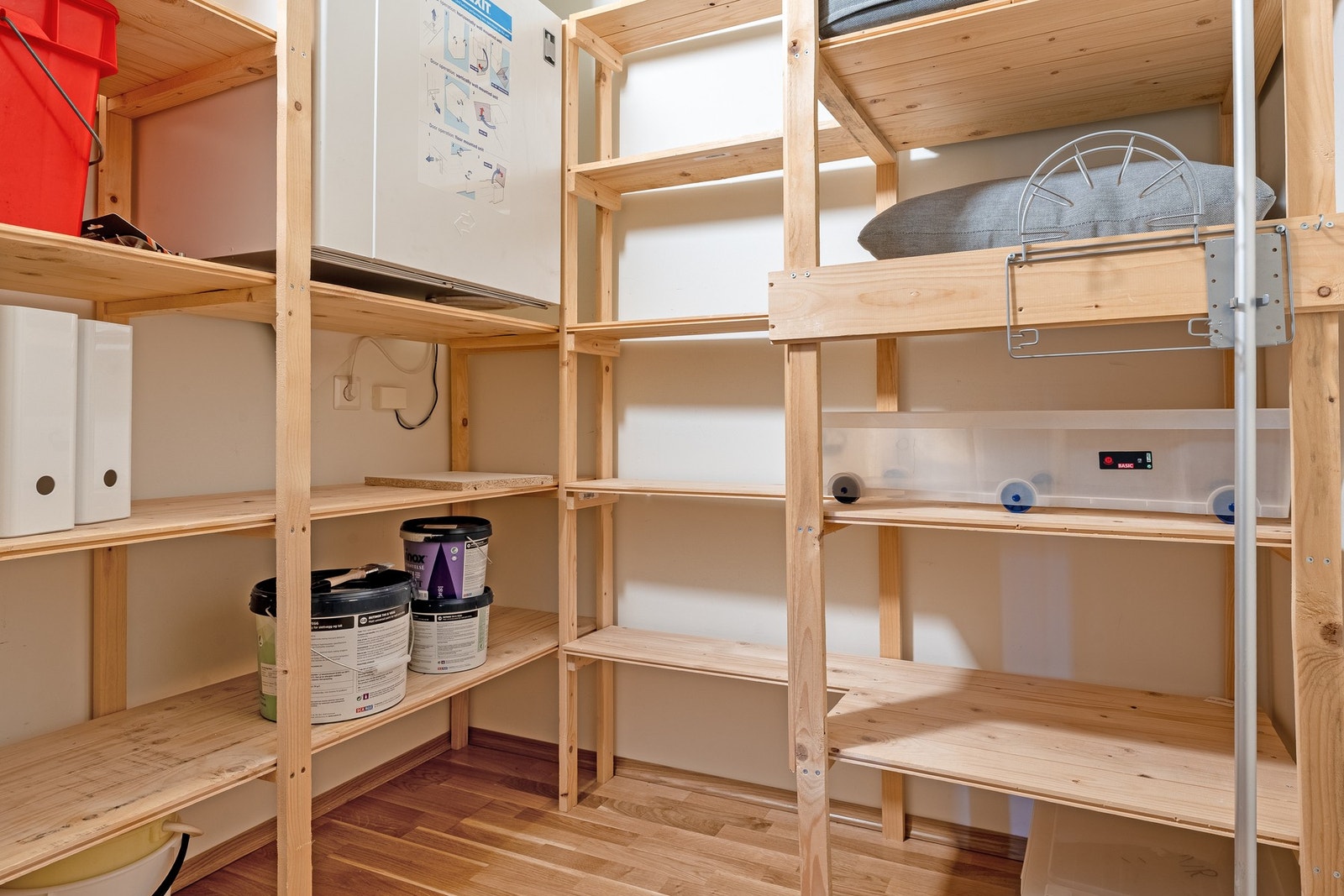 Innvendig bod på 3,1 kvm som gir godt med oppbevaringsplass. Galleribilde