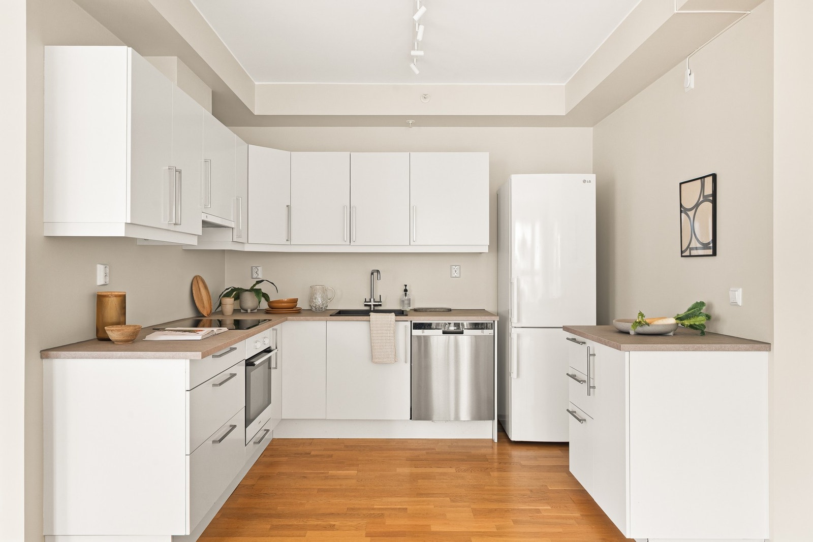 Fint kjøkken fra Sigdal med slette fronter og laminat benkeplate med nedfelt vask av stål. Galleribilde