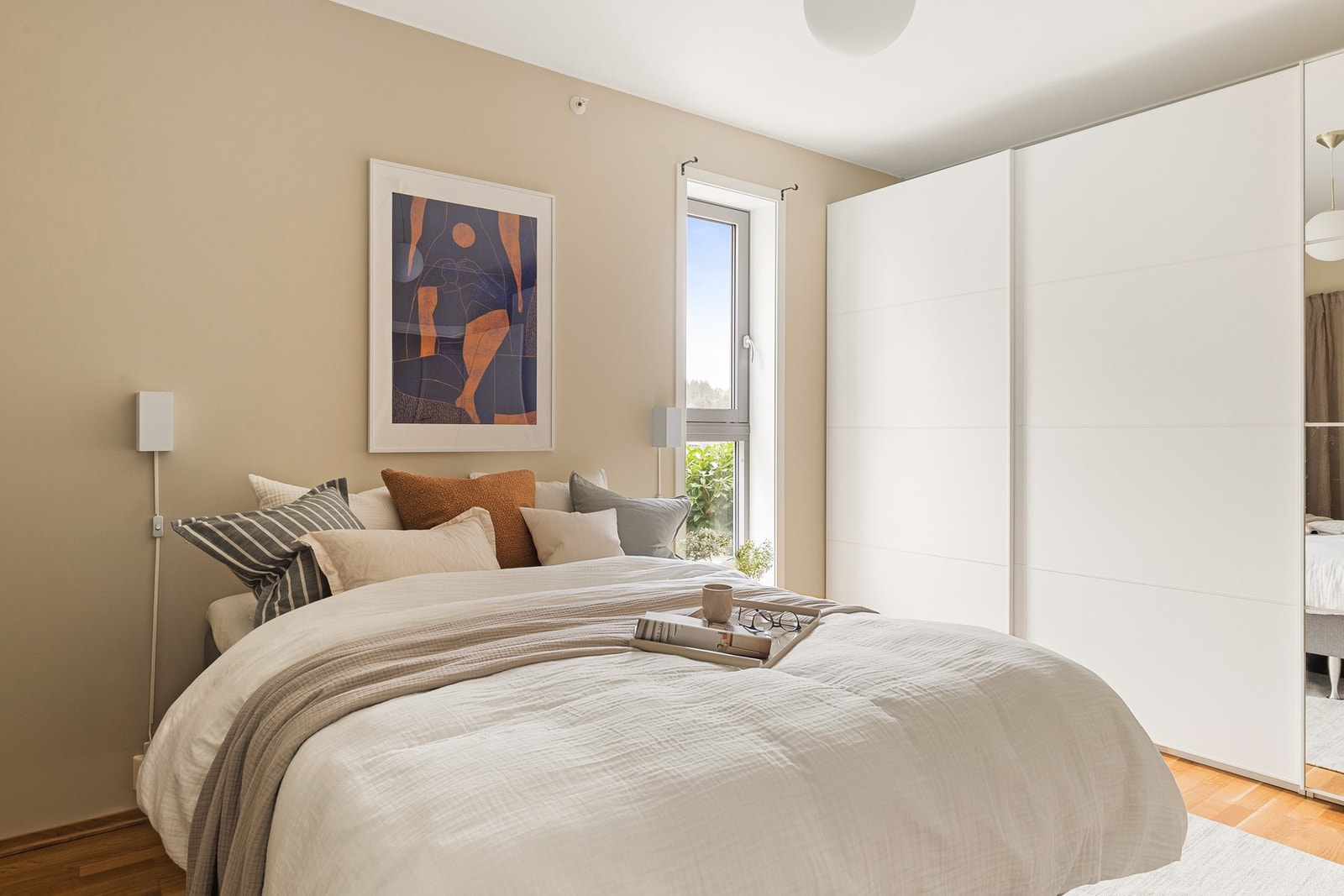 Soverommet er innredet med romslig skyvedørsgarderobe og har god plass til dobbeltseng og tilhørende møblement. Galleribilde