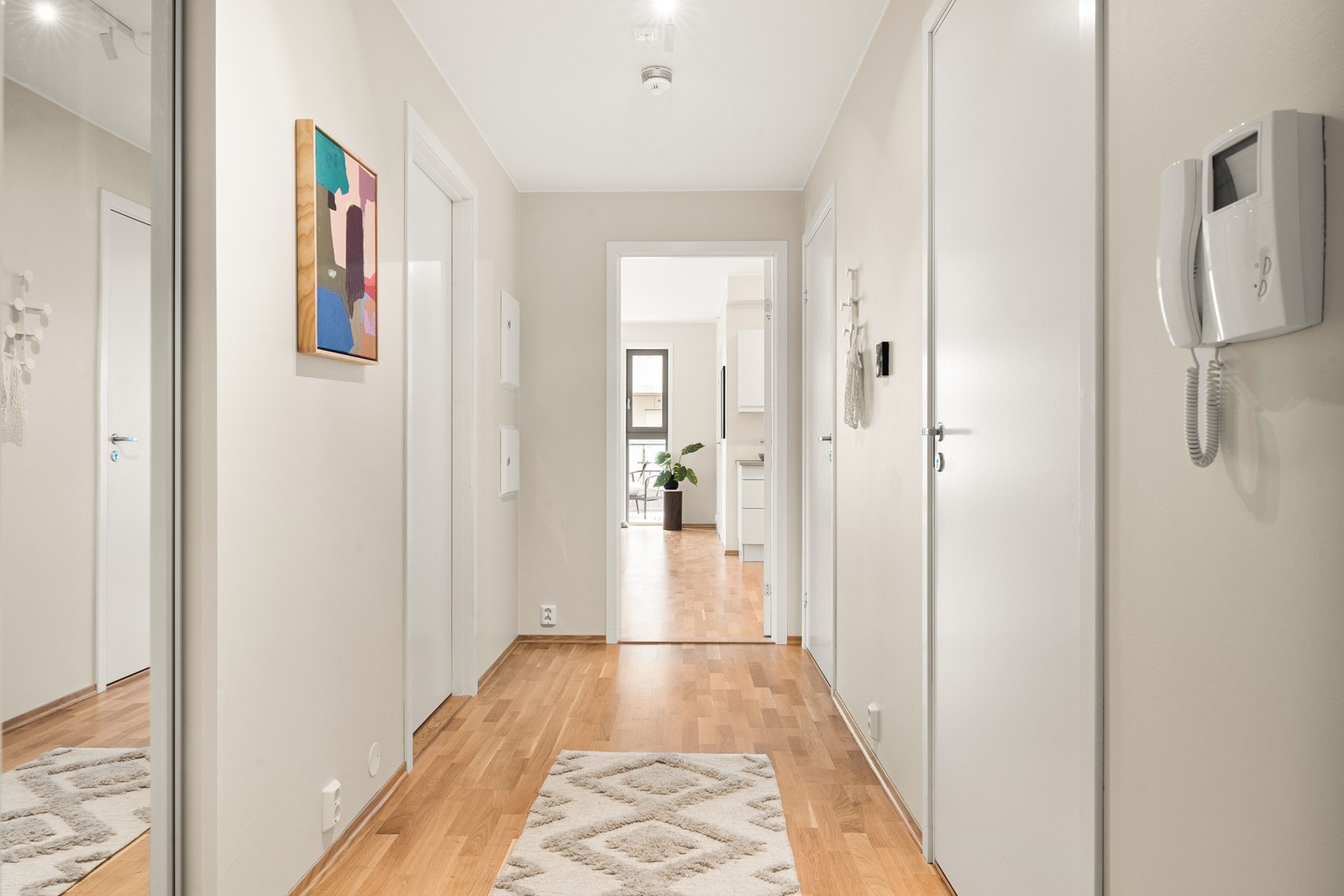 Romslig entré på 7,3 kvm, porttelefon for åpning av ytterdør. Galleribilde