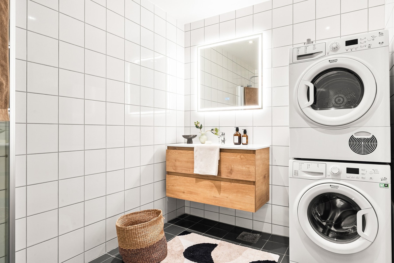 Fint helfliset bad med varme i gulv. Galleribilde