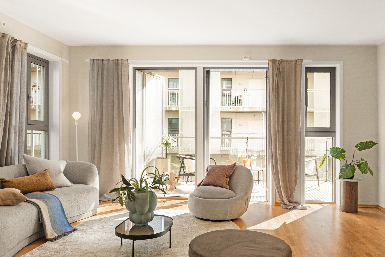 Leiligheten har nymalte og slette overflater og parkett gulv. Galleribilde