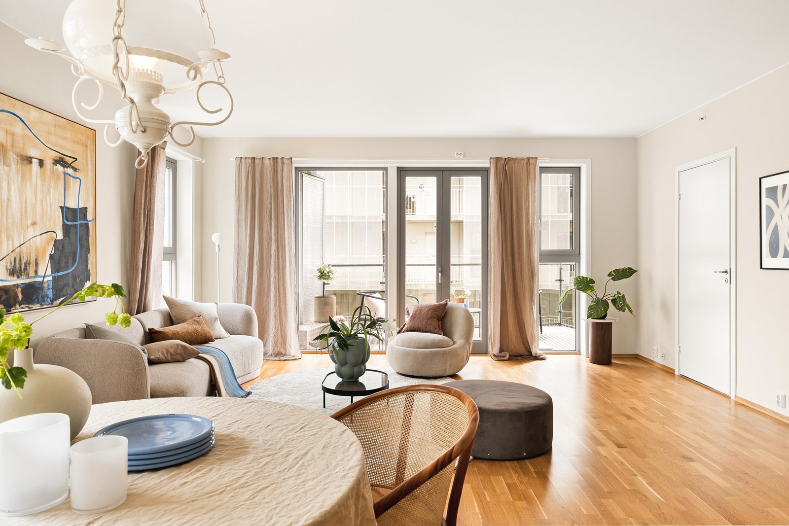 Stuen har en praktisk utforming som gjør den lett å møblere, det er god plass til både sofagruppe og spisebord. Galleribilde