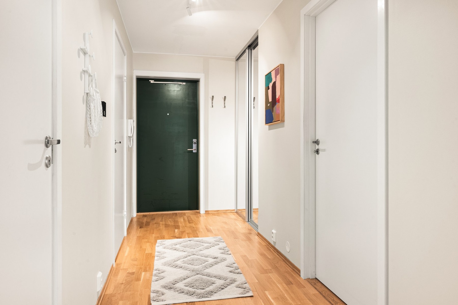 Skyvedørsgarderobe som gir god plass til å henge fra seg yttertøy. Galleribilde