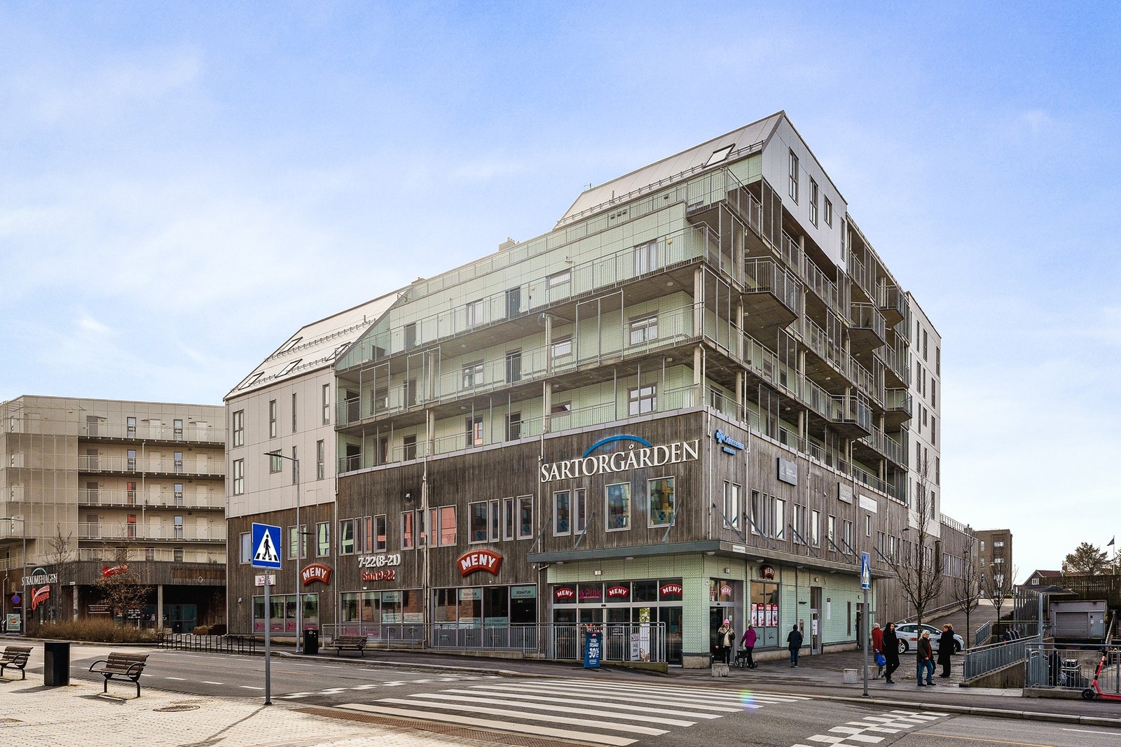 Meny ligger i samme bygg som leiligheten og gjør daligvarehandlingen meget praktisk. Galleribilde