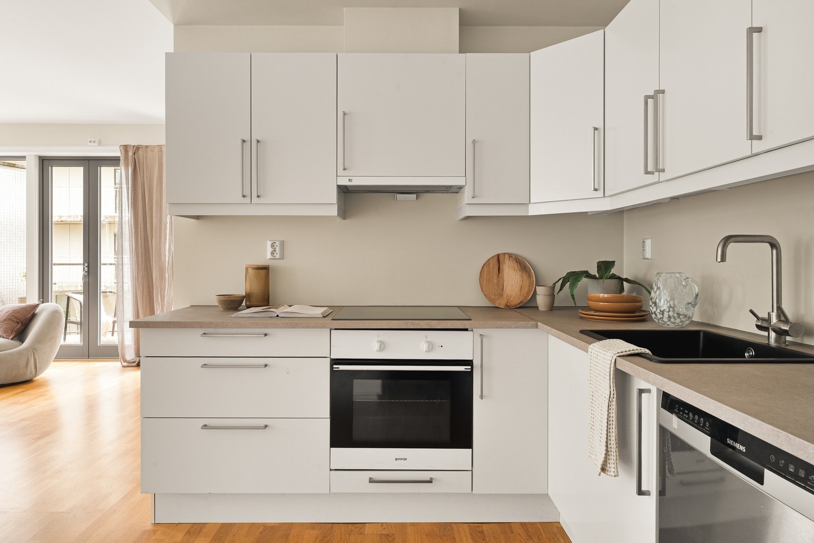 På kjøkkenet er det lagt ny kjøkkenbenk med ny platetopp, vask og nytt blandebatteri. Galleribilde