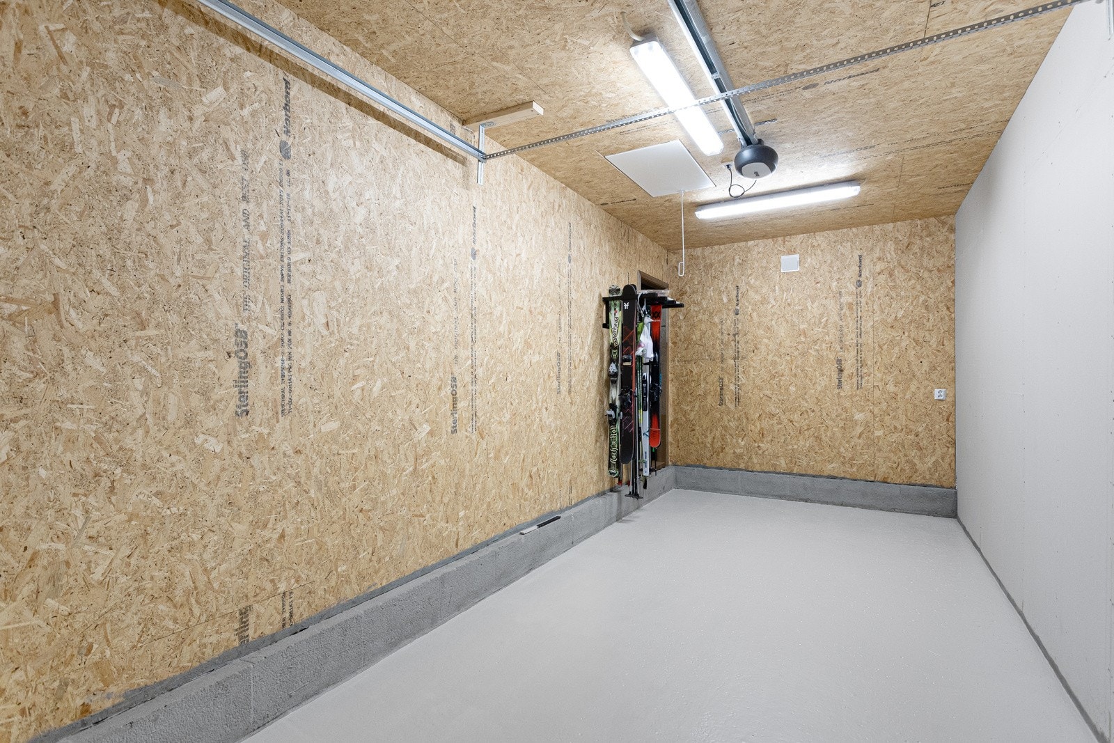 Flott garasje med ekstra lengde og sidedør for enkel adkomst inn til ski og ved Galleribilde