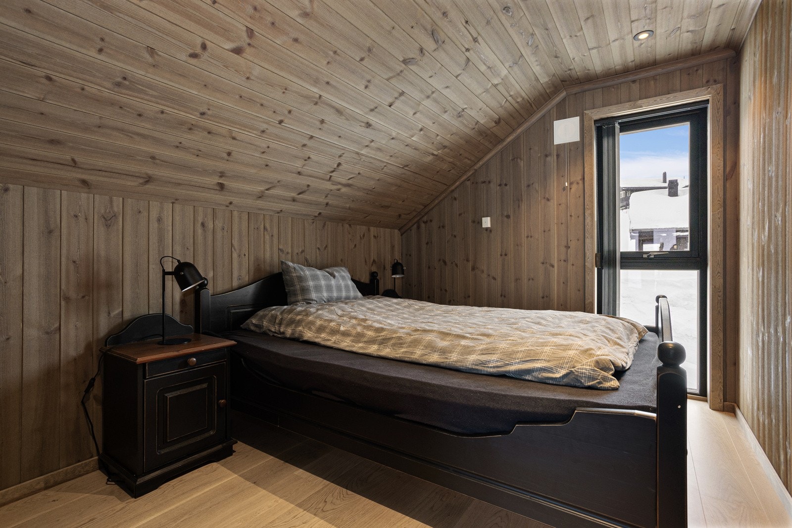 Soverom II i 2. etasje med plass til dobbeltseng og kommode Galleribilde