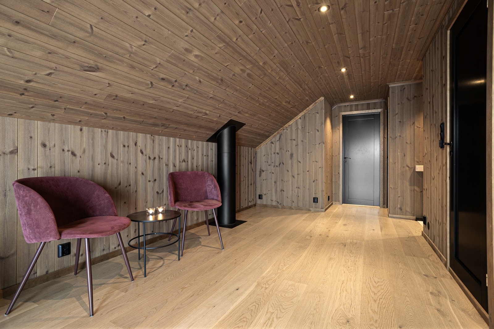 Stuen er av god størrelse og har plass til å etablere et eget hjørne for hyttekontor om ønskelig Galleribilde