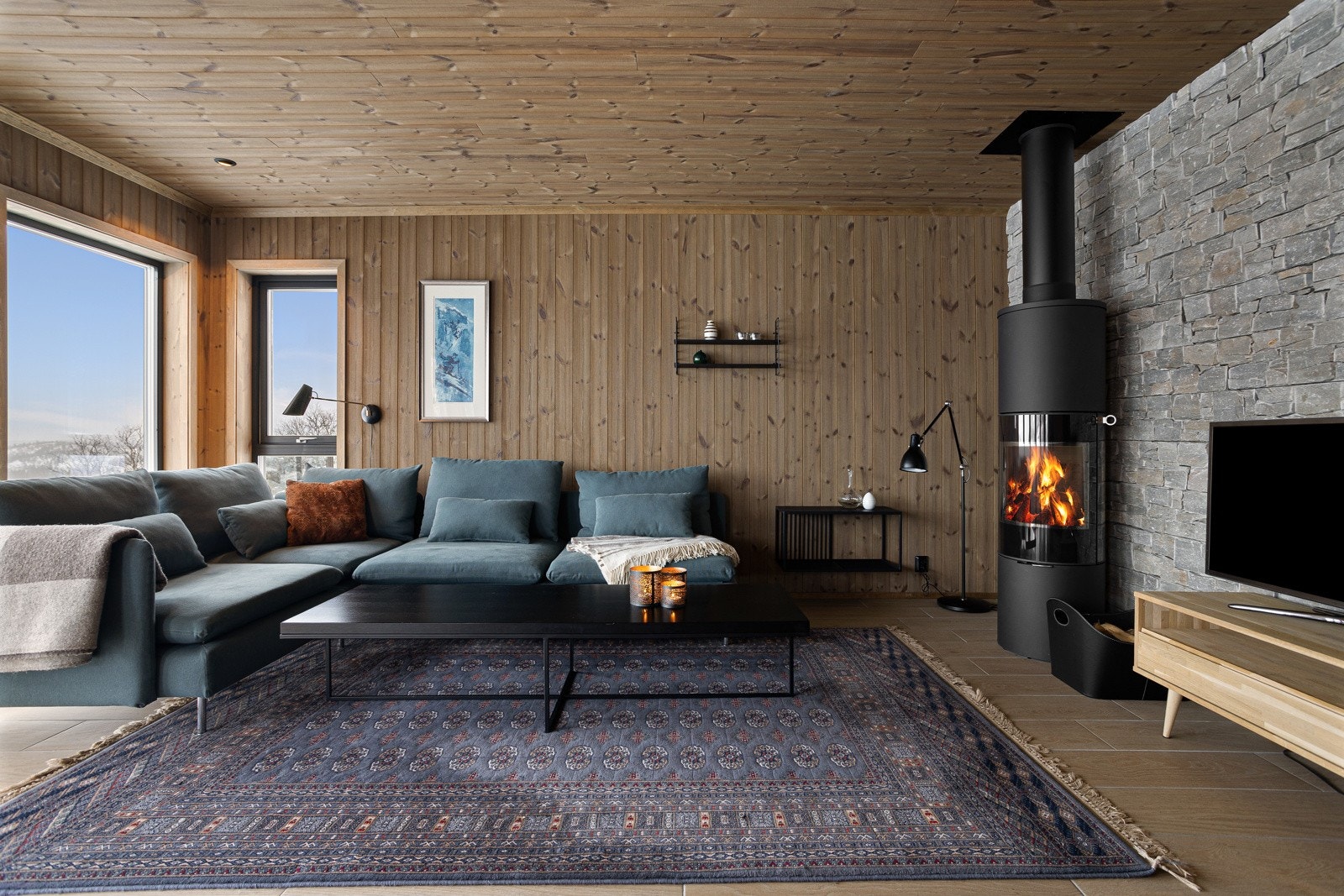 Rommet er utstyrt med en flott, moderne peisovn. Peisovnen er en toppmodell fra Rais Galleribilde