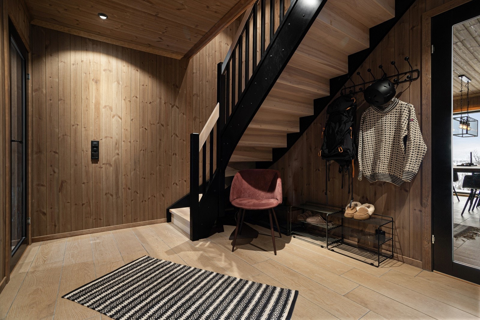 I hallen er det knagger med plass til oppbevaring av klær og sko, samtidig som at man har direkte adgang inn til vaskerom/bod Galleribilde