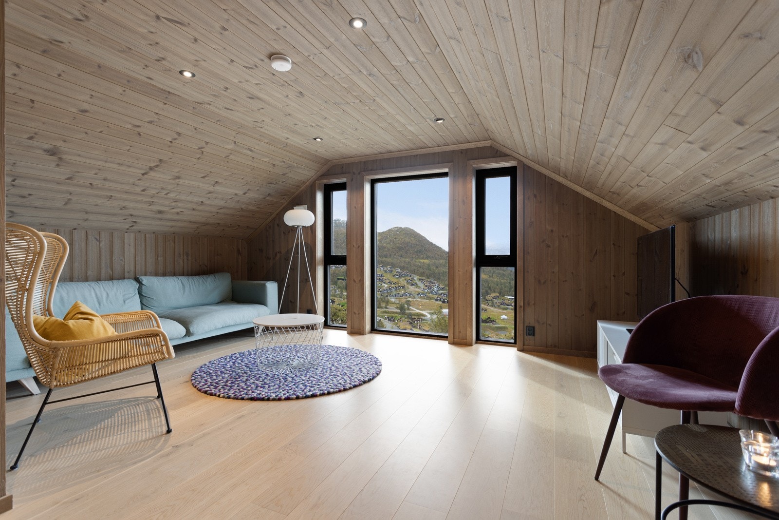 Koselig loftstue med opplegg til TV og medialøsninger, perfekt for barna eller dersom man ønsker å trekke seg tilbake med en god bok! Galleribilde