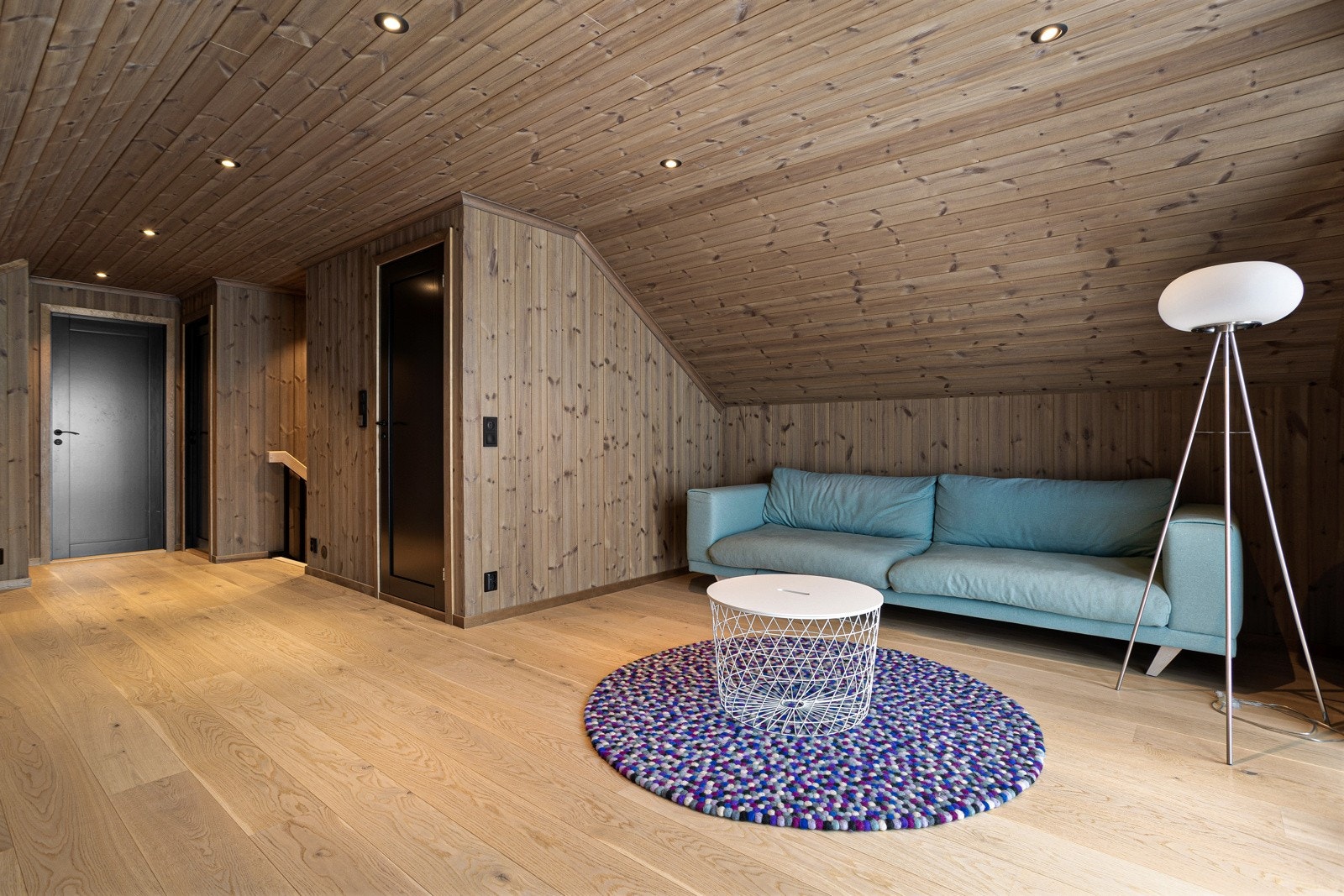 En ekstra tv-stue skaper frihet og fleksibilitet for en familie med flere aldersgrupper. Loftstuen har to soner for lys - klargjort dersom man ønsker å sette opp delevegg for soverom nr.4 Galleribilde