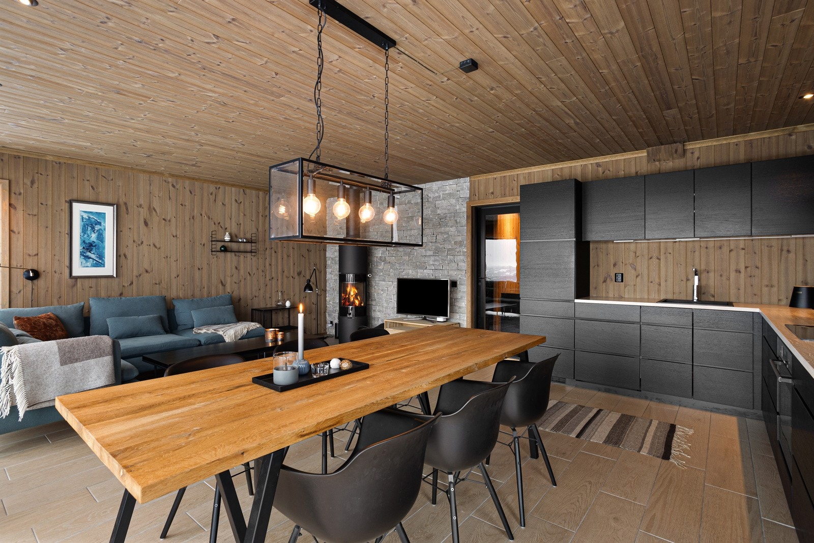 Moderne kjøkken med integrerte hvitevarer som induksjonsplate, ventilator, komfyr, kombinert kjøl/frys og oppvaskmaskin Galleribilde