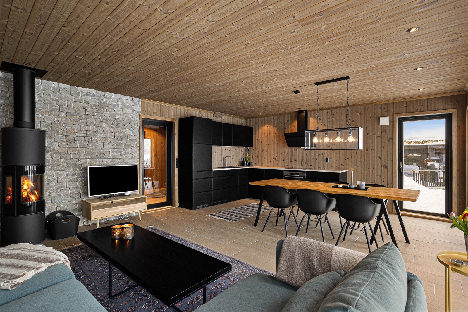 Kjøkkenet ligger åpent mot stuen slik at rommet blir et sosialt og hyggelig allrom for familien Galleribilde