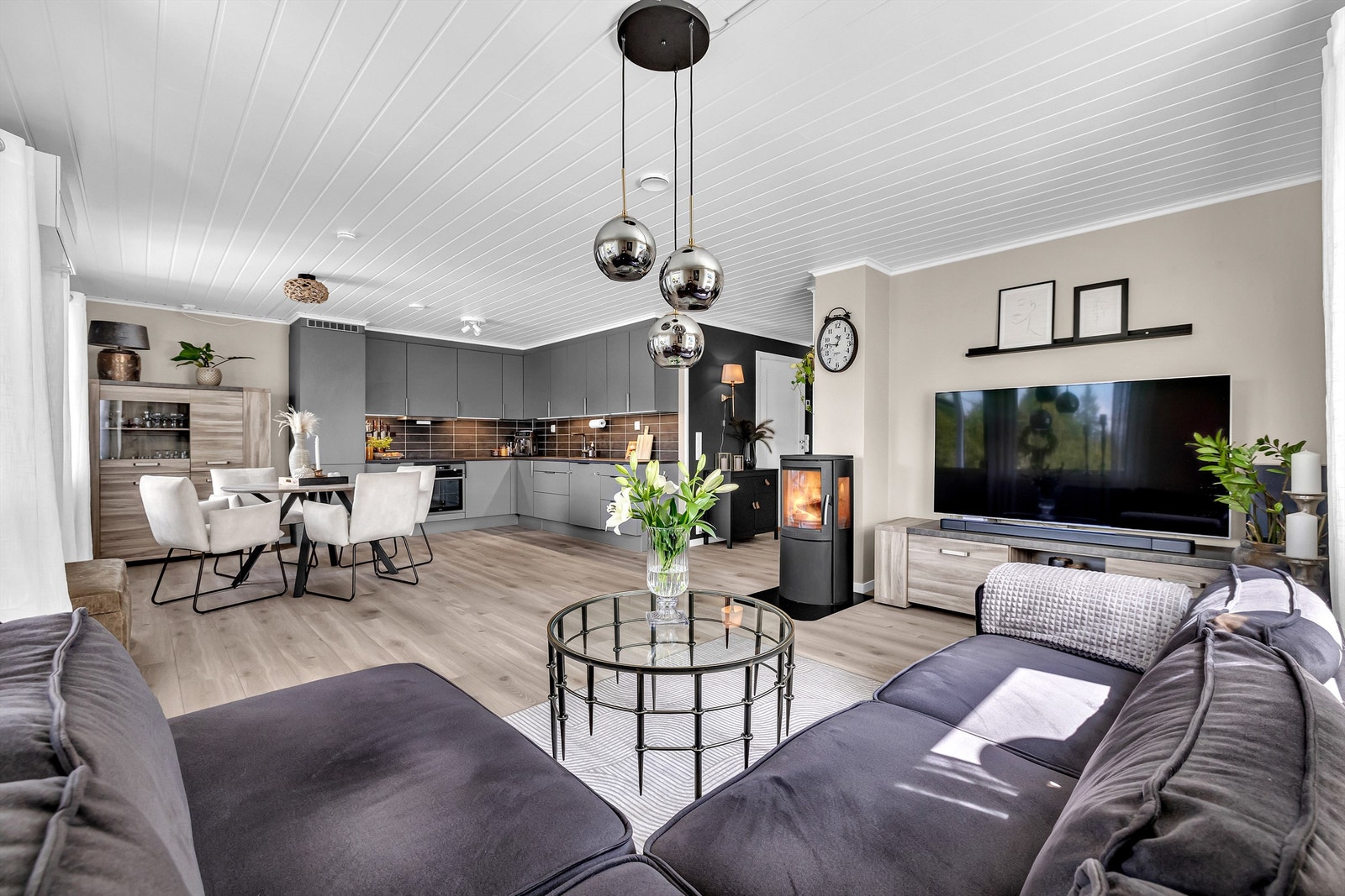 Rådyrveien 37A er en halvpart tomannsbolig i rolige omgivelser og litt høyere enn øvrig bebyggelse mot vest, noe som bidrar til fint utsyn og lite innsyn. Galleribilde