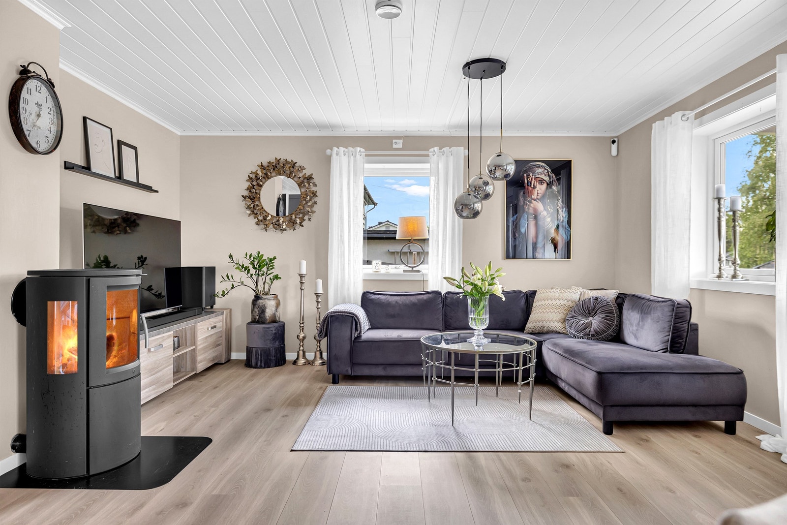 Den vinklede planløsningen gir fine, definerte soner for møblering - her er det plass til sofagruppe. Galleribilde