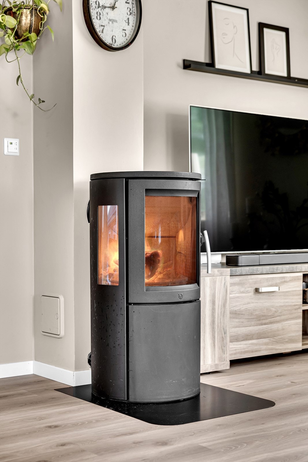 Rommer har en hyggelig peisovn og luft-til-luft varmepumpe som gir en behagelig varme døgnet rundt. Galleribilde