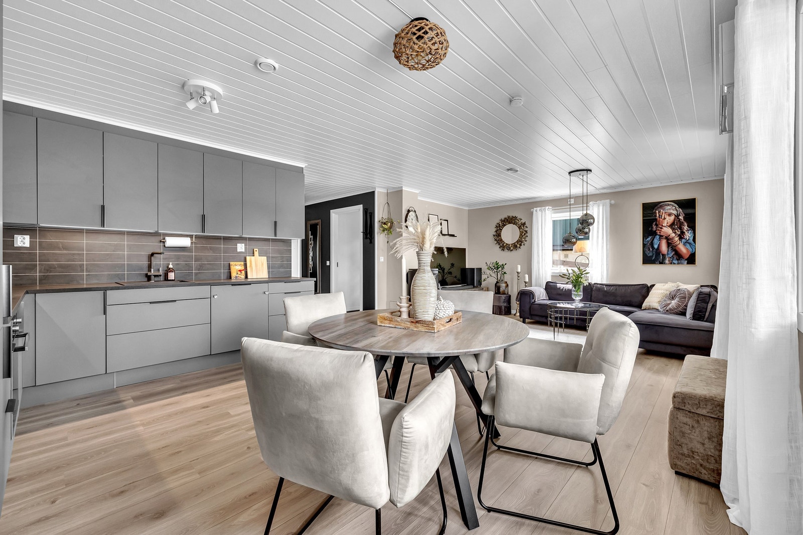 Boligen holder en tidsriktig standard med moderne farge- og materiell valg. Galleribilde