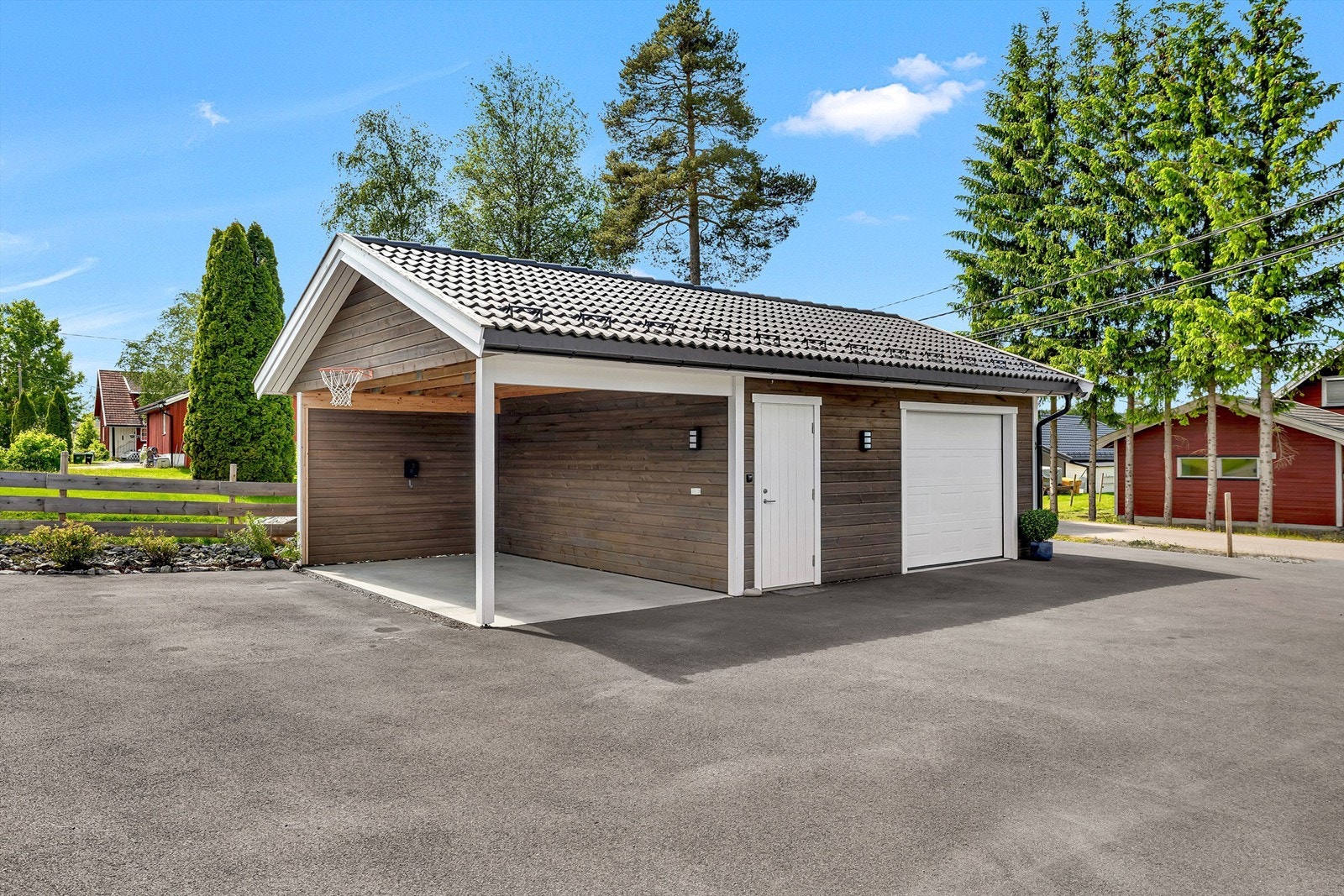 Parkering i frittstående garasje med tilhørende carport. Montert el-bil lader i carport. Galleribilde