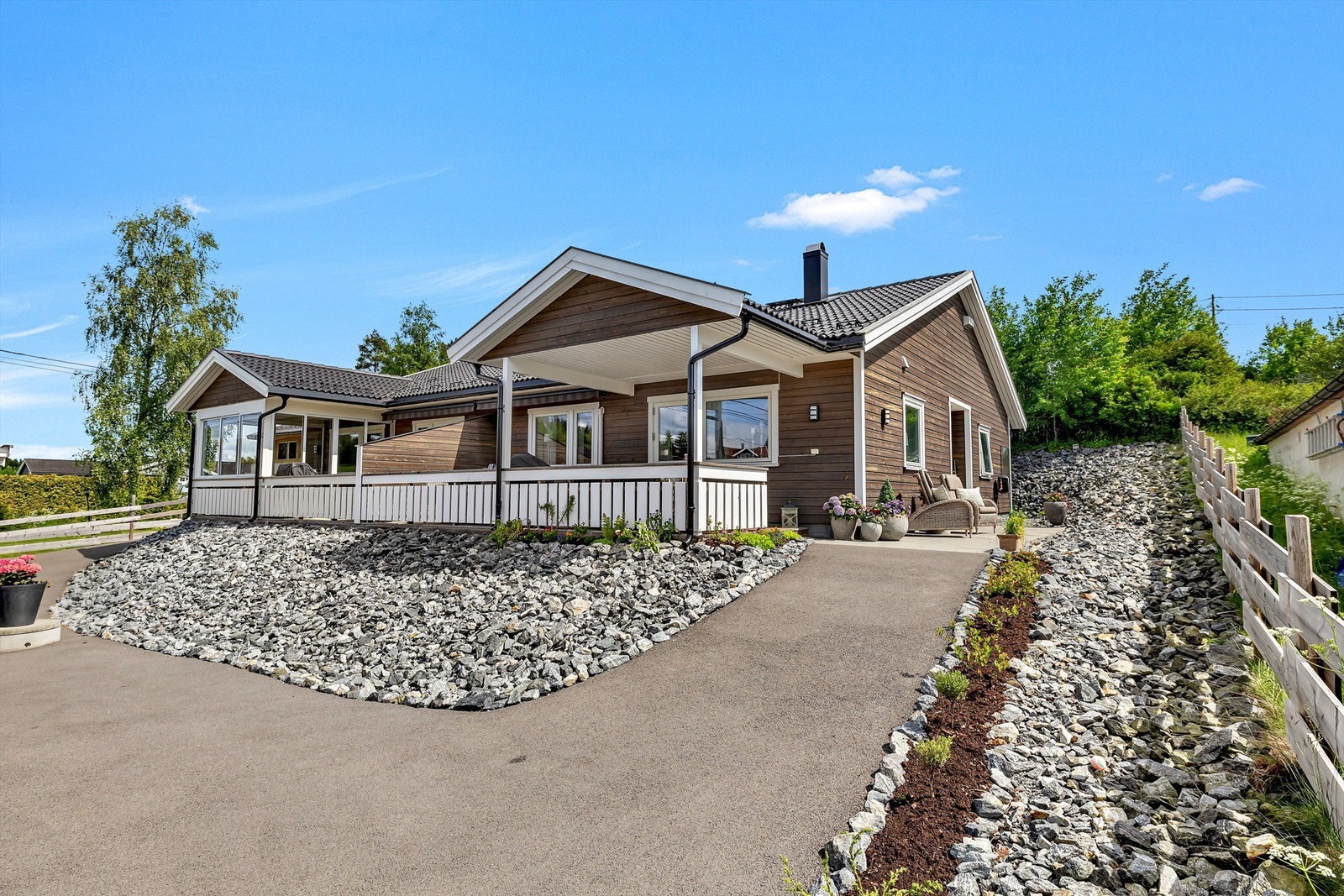 Rådyrveien 37A har pent opparbeidet tomt med asfaltert adkomst og gårdsplass, betongheller på inngangssiden og forøvrig steinmasser. Galleribilde