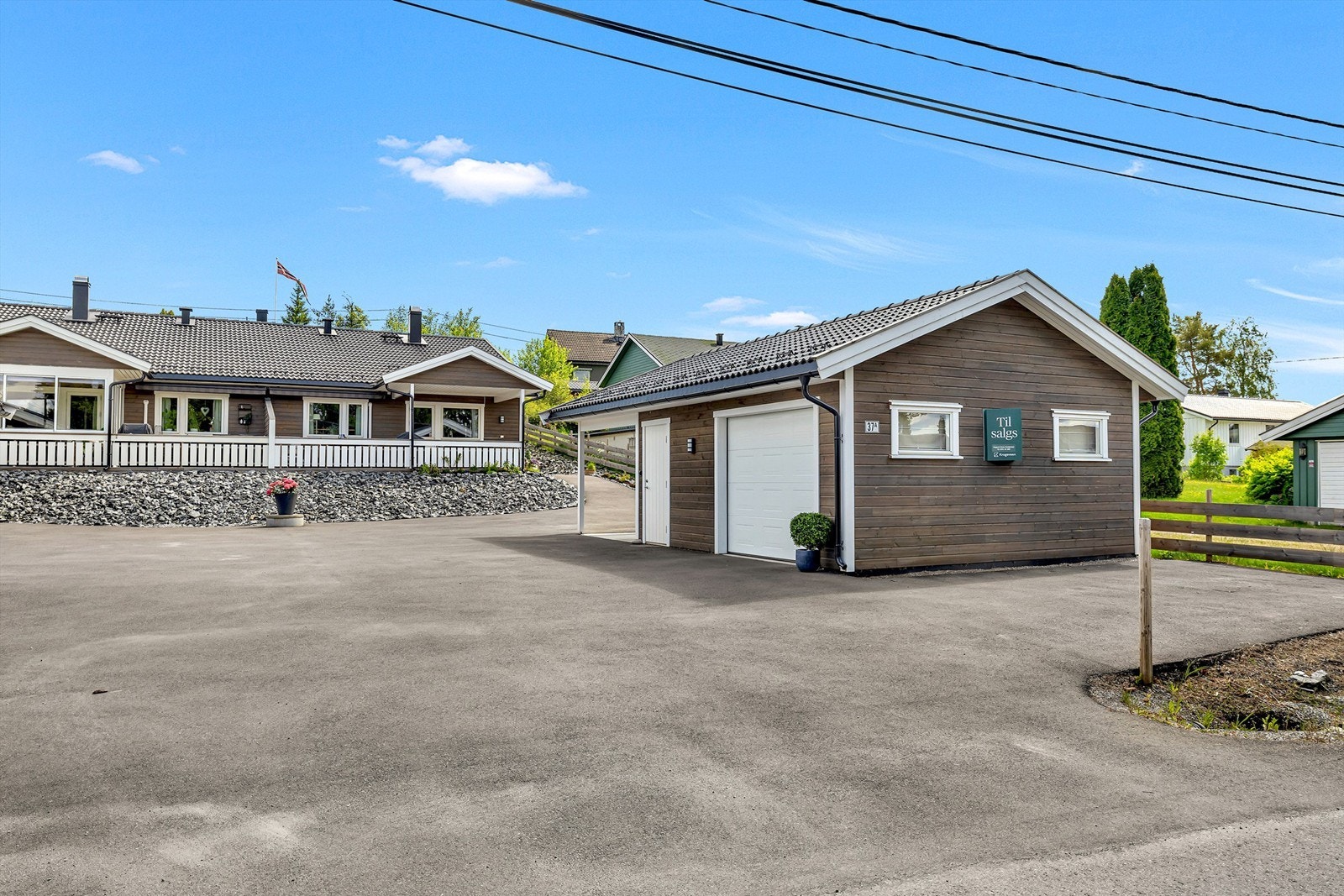 Rådyrveien 37A har en barnevennlig beliggenhet i utkanten av Løken sentrum i et veletablert boligfelt med gangavstand til både barneskole, barnehage og butikk. Galleribilde