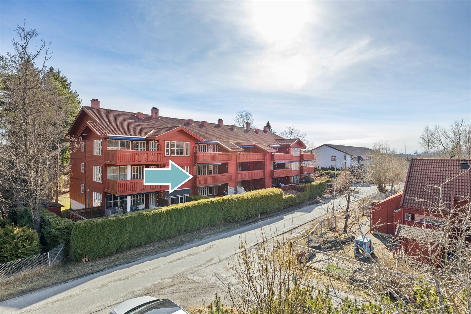 Eiendommen ligger i et veletablert og attraktivt område på Skorkeberg - et etablert og rolig nabolag som passer både familier, etablerere og voksne. Galleribilde