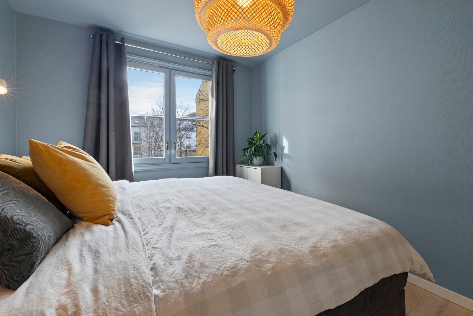 Store vindusflater gir rikelig med naturlig lys Galleribilde
