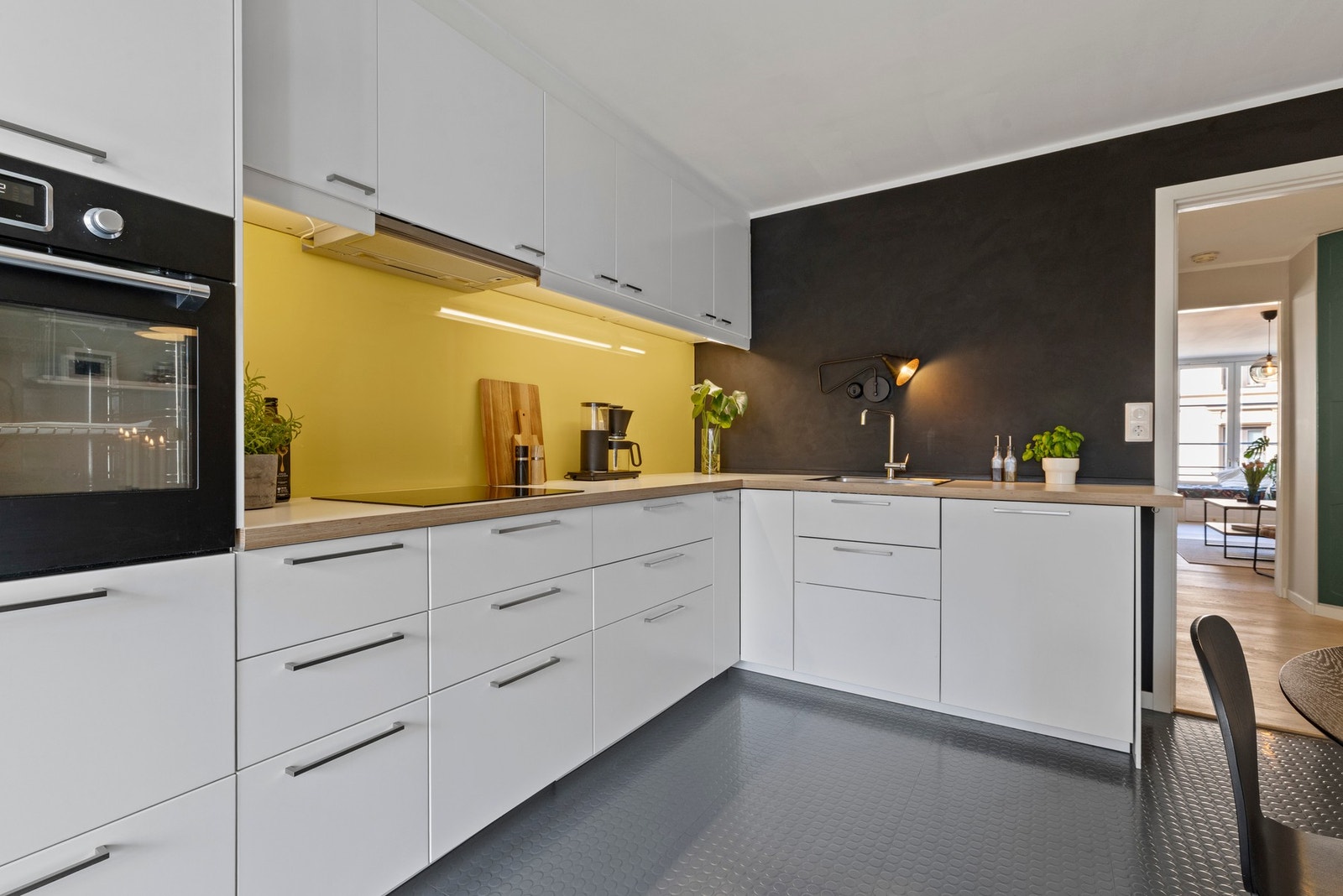 Kjøkkenet har en praktisk IKEA-innredning fra 2013 med glatte fronter og en slitesterk benkeplate i laminat Galleribilde
