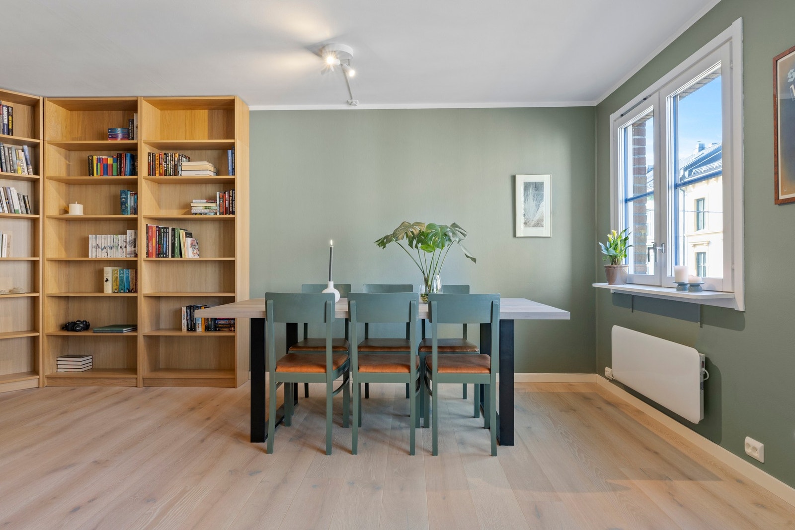 Det er god plass til et spisebord hvor venner og familie kan samles! Galleribilde