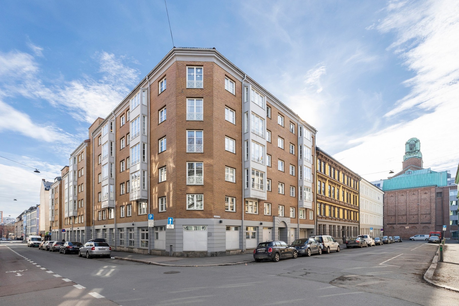 Her bor du midt i et levende og urbant område med umiddelbar nærhet til kaféer, restauranter, butikker og gode kollektivforbindelser Galleribilde