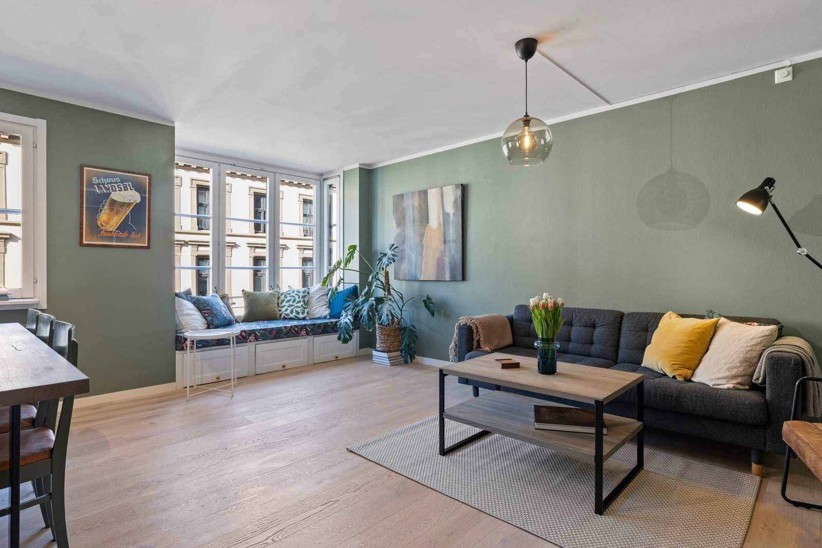 Leiligheten har en stor og allsidig stue Galleribilde