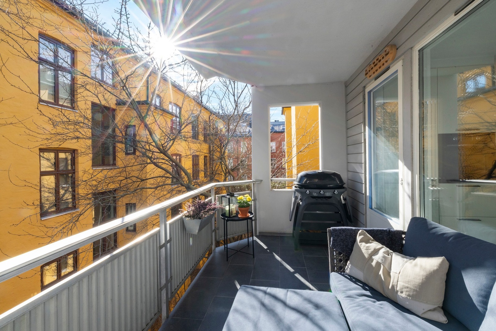 Leiligheten har en overbygget og romslig balkong Galleribilde