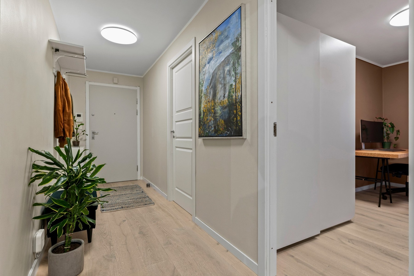 Lys gang med god plass til å ta imot gjester Galleribilde