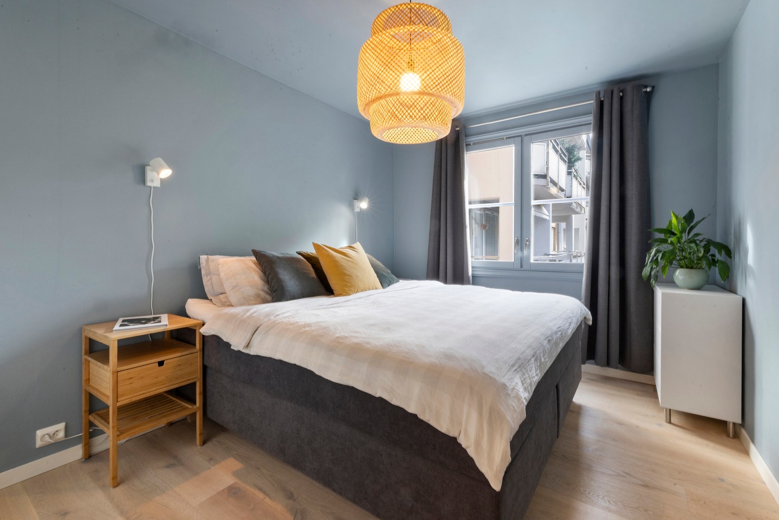 Hovedsoverommet har god plass til dobbeltseng og vender mot en rolig bakgård Galleribilde