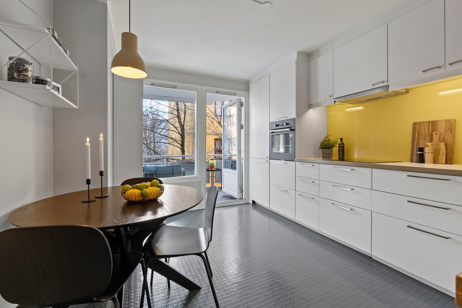 Rommet har plass til et spisebord, som kommer godt med i hverdagen Galleribilde
